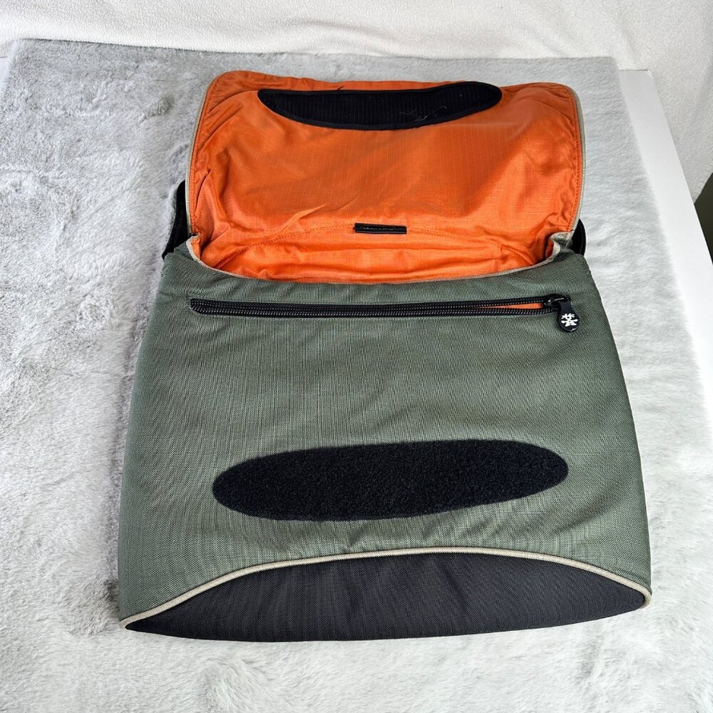 Crumpler McBain's Baby XL Laptop Camera Shoulder Cross Bag Green Black Strap - Picture 5 of 10